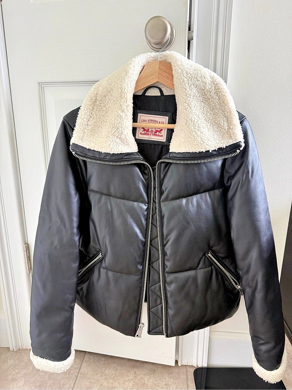 Levi’s Black & Cream Sherpa Collar Puffer Jacket Like New